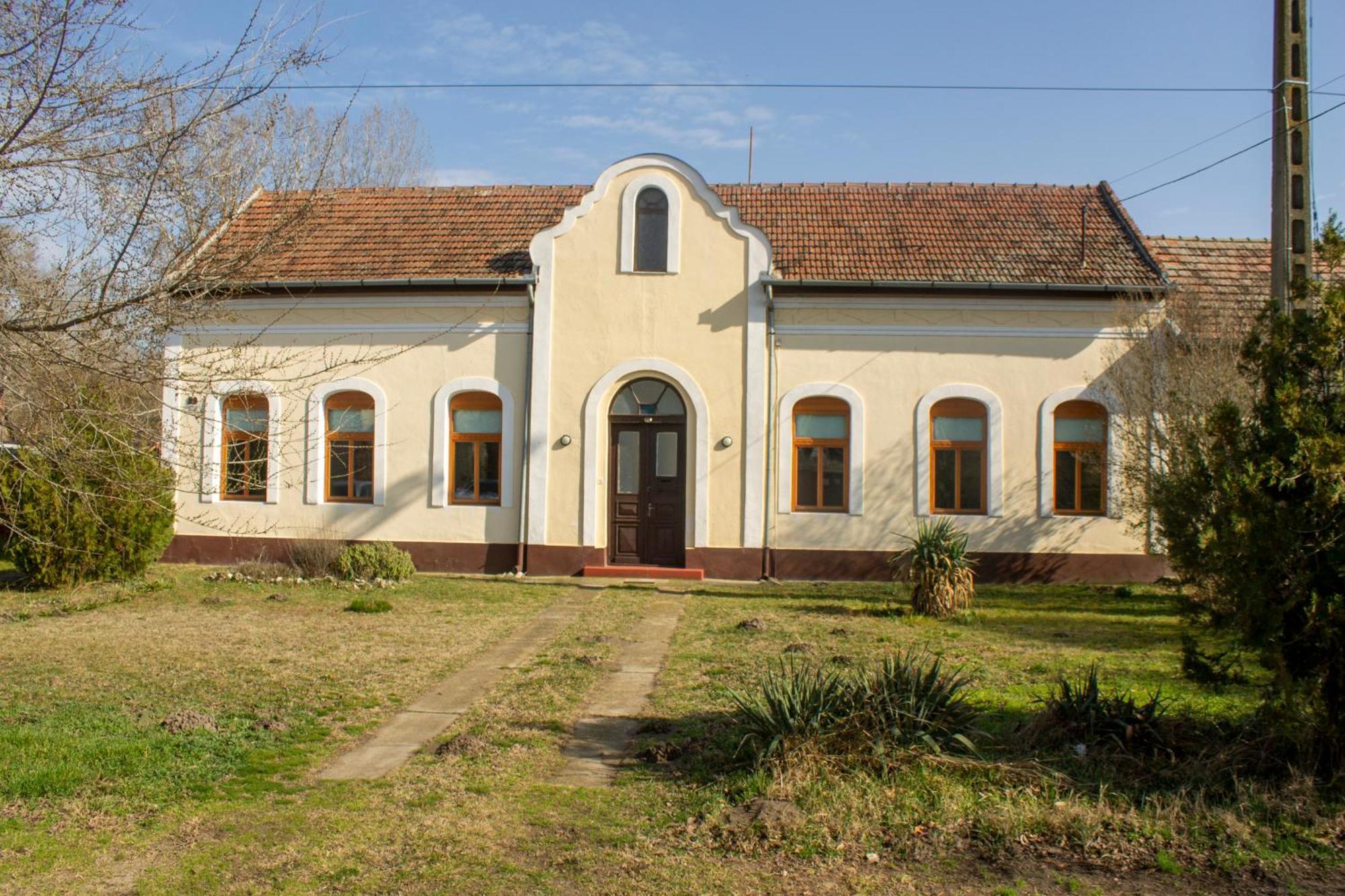 Villa Flora Kiskunmajsa Exteriör bild